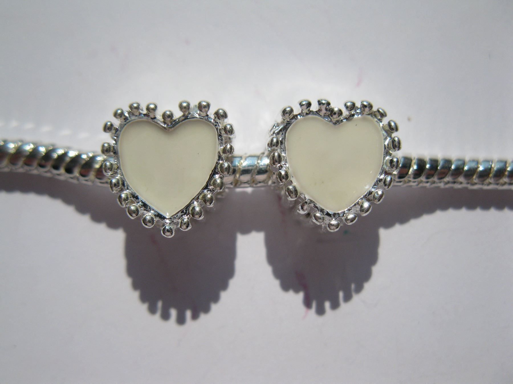 Perle (finte): 2 Metallperlen, Grosslochperlen Beads Herz, versilbert weiss – Nuovo e nell'imballaggio originale da St. Margarethen TG venduto da LuanaKa