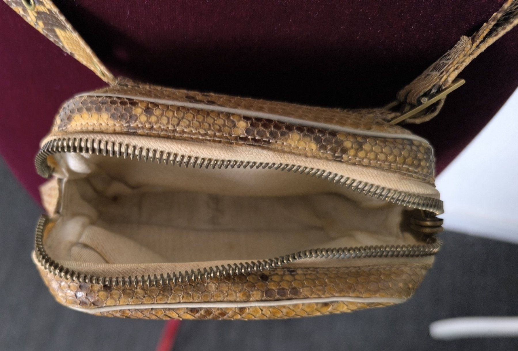Sacs femmes: Gürteltasche mit Schlangenleder-Prägung – D'occasion à Rüti ZH par Restwert_Rueti_ZH 3