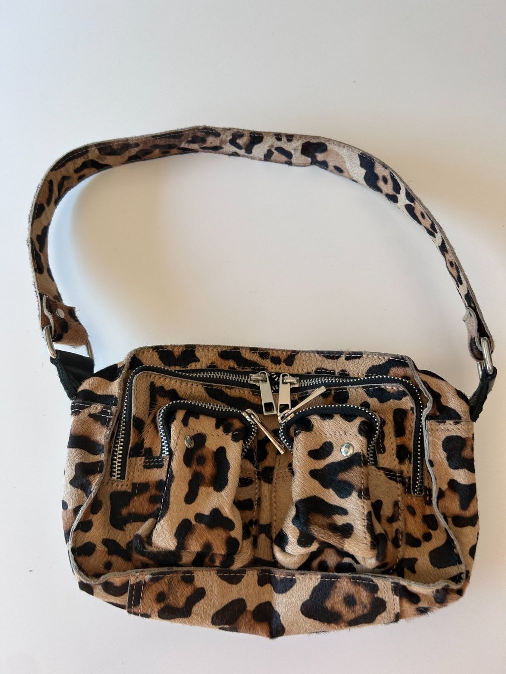 Cos Sacs femmes: Nunoo Tasche mit Leoprint – D'occasion à St. Gallen par look-twice