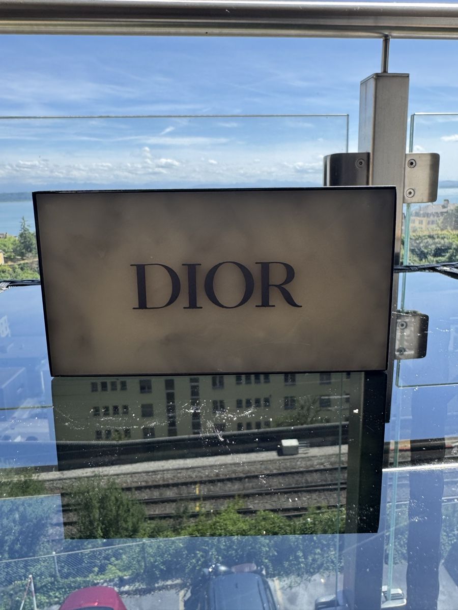 Tutte le decorazioni: Présentoir Dior effet marbre et métal – Nuovo e nell'imballaggio originale da Neuchatel venduto da mar_9blm