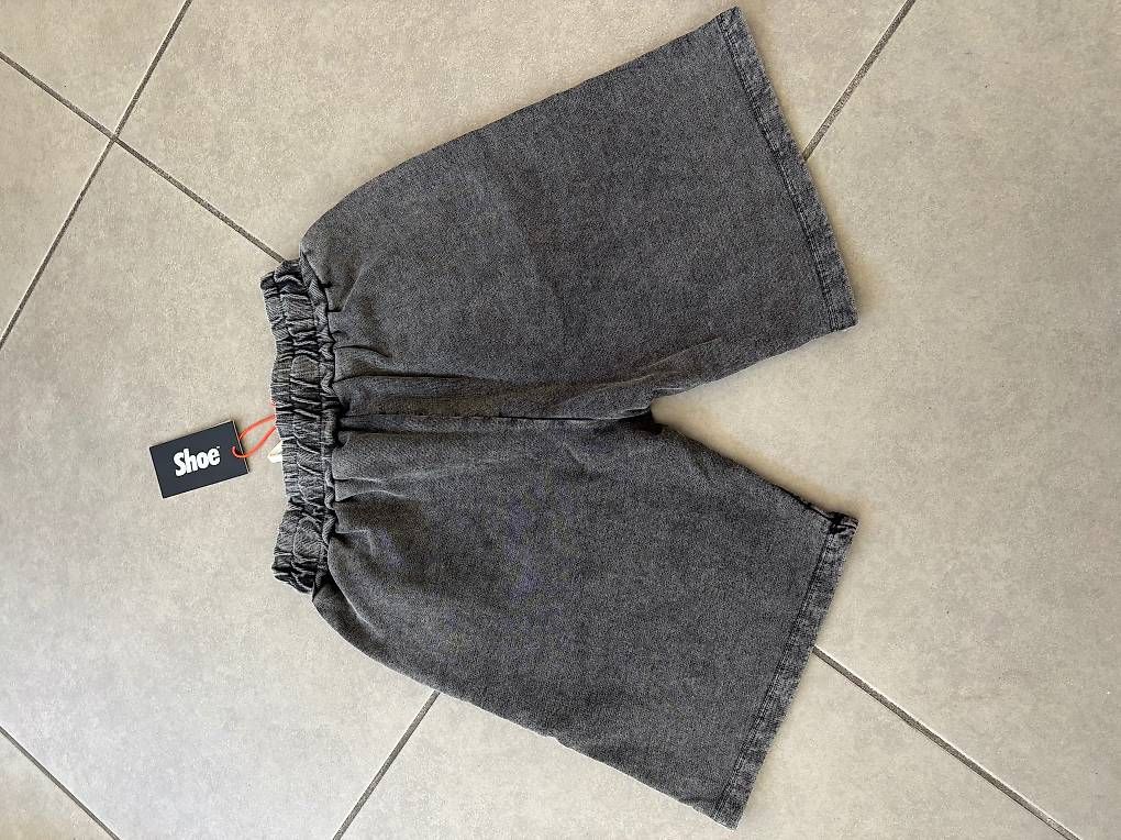 Pantaloni: Short Shoe neuf – Usato da Confignon venduto da MVAR 1