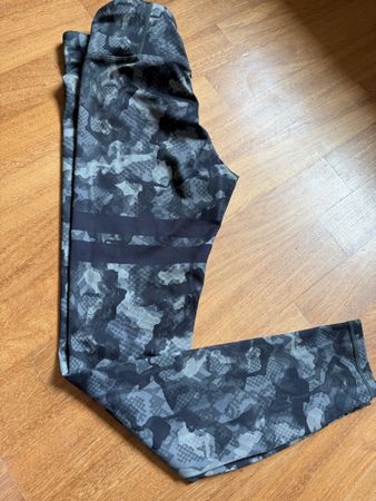STRONGER Leggings, Sport Leggins, Tarnmuster, Grösse S