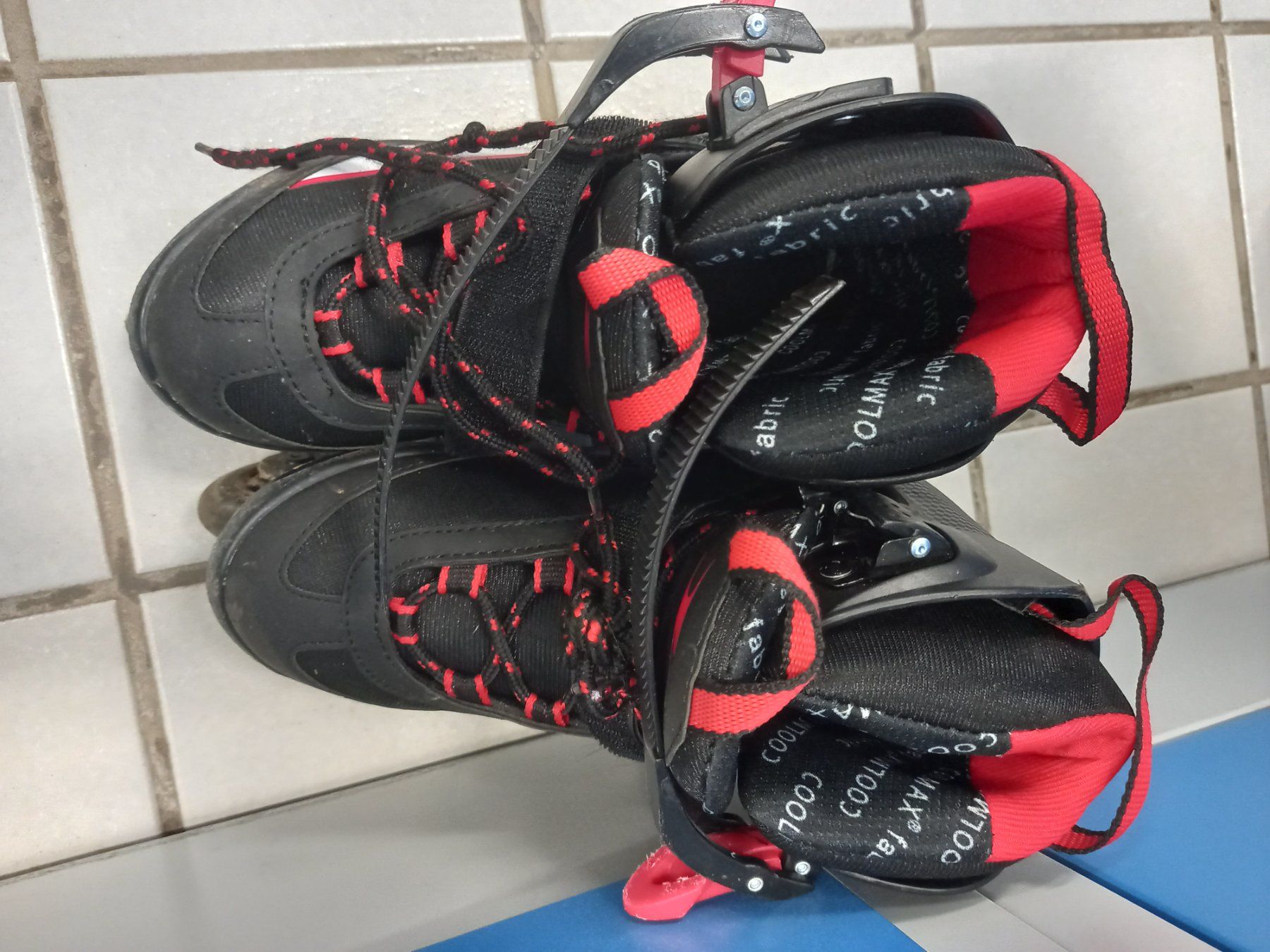 Pattini in linea & Pattini a rotelle: Patins à roulettes – Usato da Delémont venduto da Pathai68