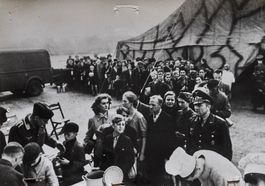 Pressefoto - 2. Weltkrieg, nach Bombardierung in Berlin 1943