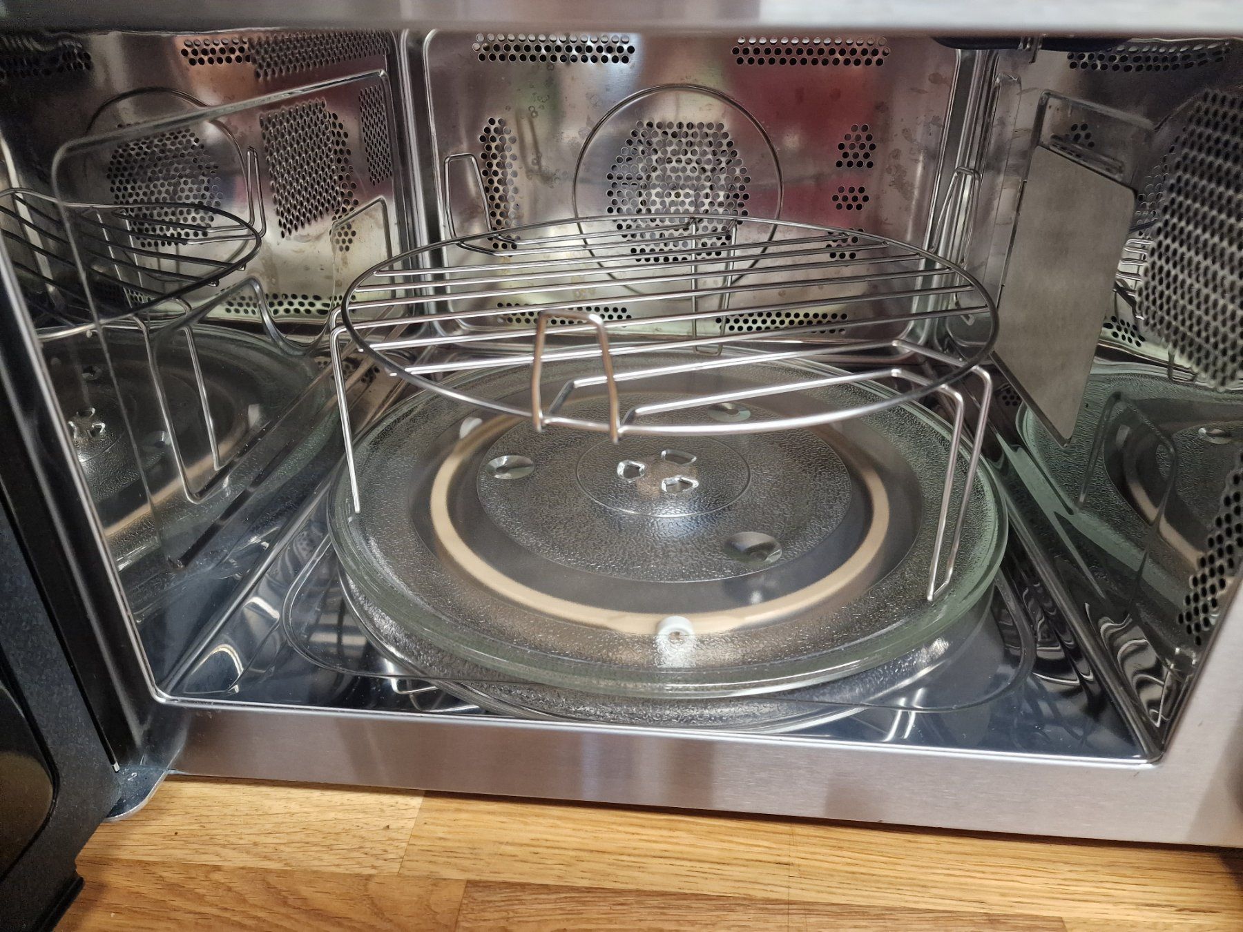 Elettrodomestici da cucina: Mikrowelle mit Grill- und Heissluftfunktion – Usato da Gebenstorf venduto da Andaloe 3