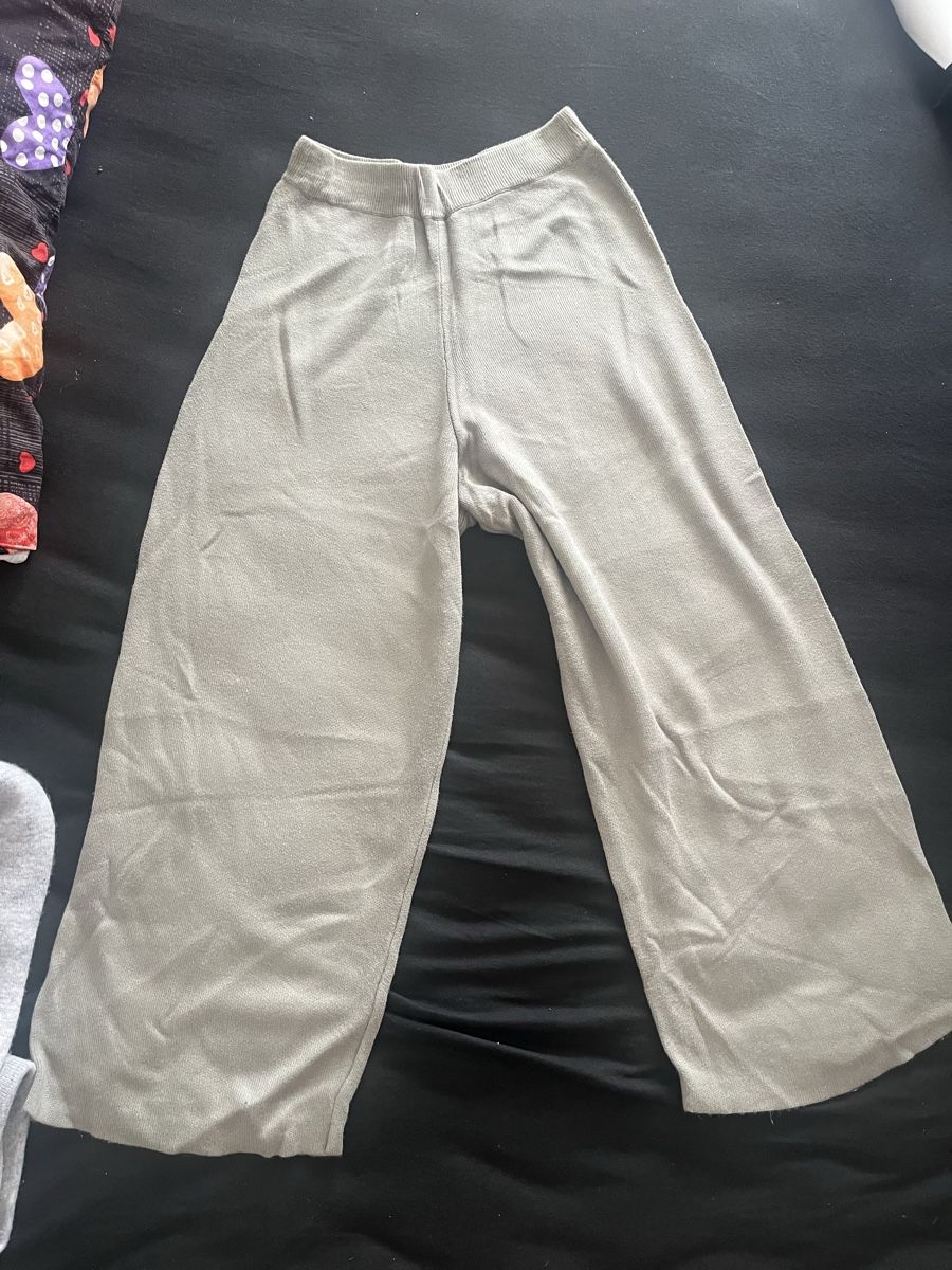 Lotti di vestiti: Kleidungspaket Damen Pullover Hosen – Usato da Olten venduto da sae_82z2 1