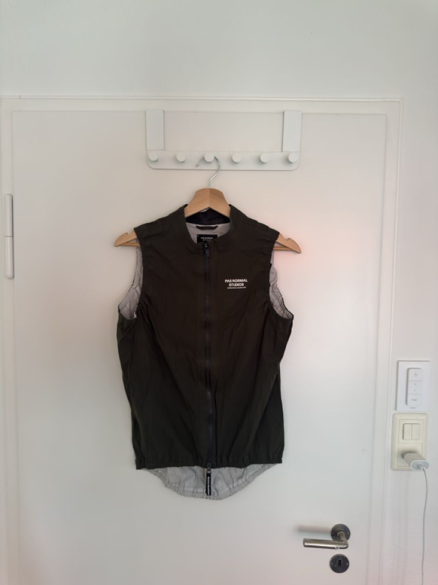 Pas Normal Studios Gilet & Giacche: Pas Normal Studios Rain Gilet L – Usato da Zürich venduto da leo_nl6s