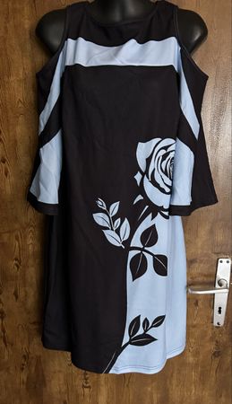 Schwarzes  Sommerkleid hellblau mit Rosenmuster, Grösse 0XL