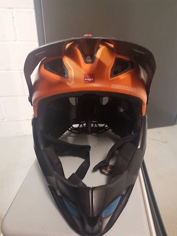 Caschi: MET Parachute helmet Limited Edition – Usato da Adliswil venduto da chr_828c 2