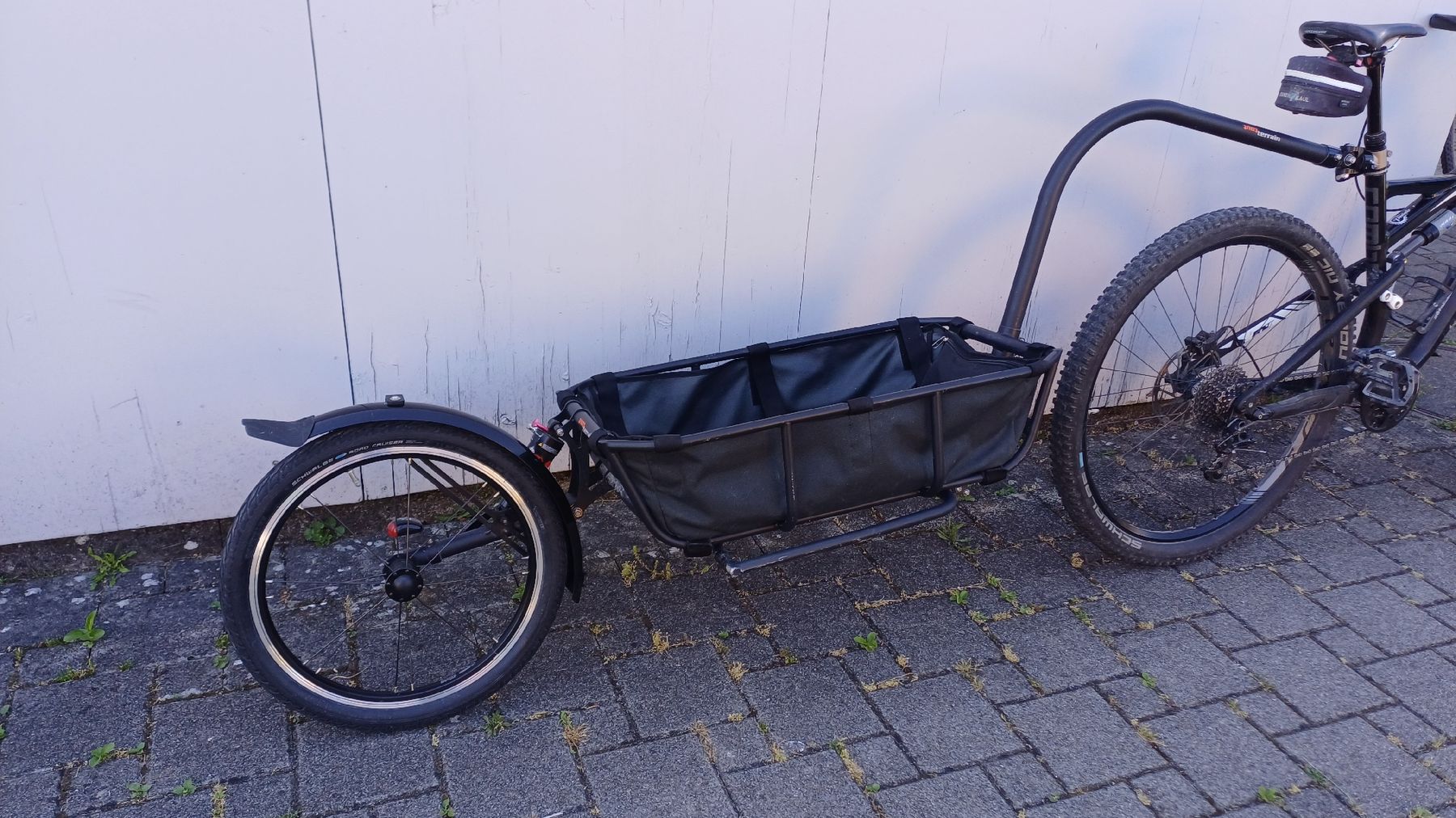 fahrradrucksack rot Bob - Red Glow stylischer Hybrid Backpack & Bike Bag Amazfit 20mm Armand Metall Startseite | ViaRhôna Größe:S: Ø 42,5 cm - Höhe 29 cm