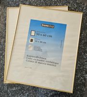 Zwei Wechselrahmen mit Glas der Grösse 50x60 cm.