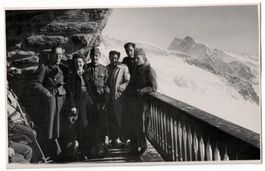 Soldaten mit Damen im Gebirge um 1945