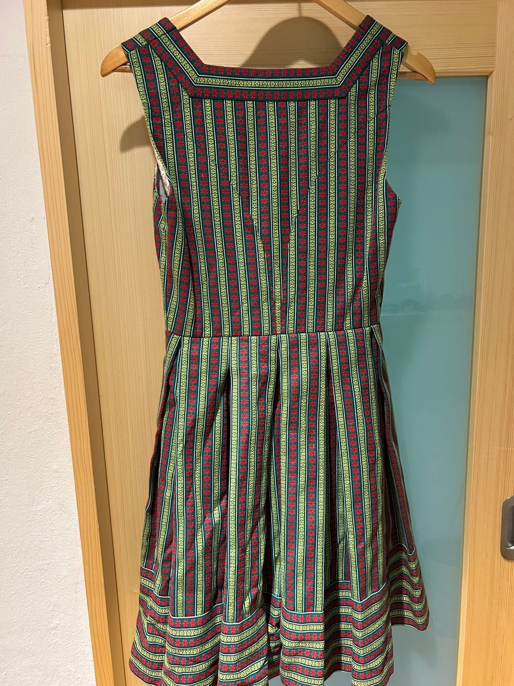 Kostüme: Dirndl mit Bluse & Schürze aus der Dirndl Ecke am Platzl – Gebraucht aus Innertkirchen von Urbachtal 2