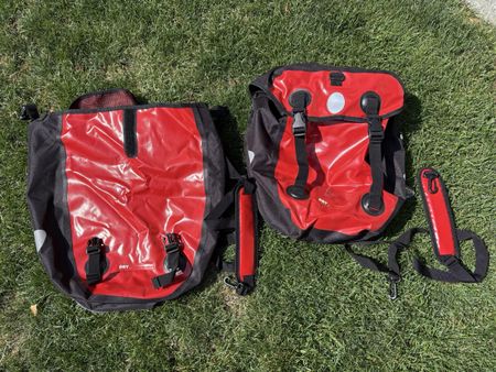 2 Velotaschen aus Blache in Rot/Schwarz in gutem Zustand