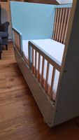 Myllra Babybett mit Matratze und Seitenteilen