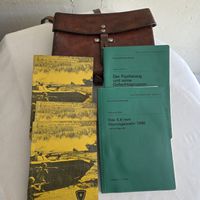 Leder Tasche  Militär Handbücher Konvolut..