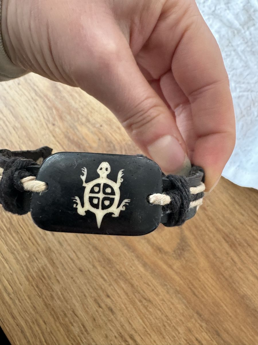 Bracciali & Braccialetti: Lederarmbänder mit Schildkröte, 2 Stück – Usato da Arlesheim venduto da Eli_77 1