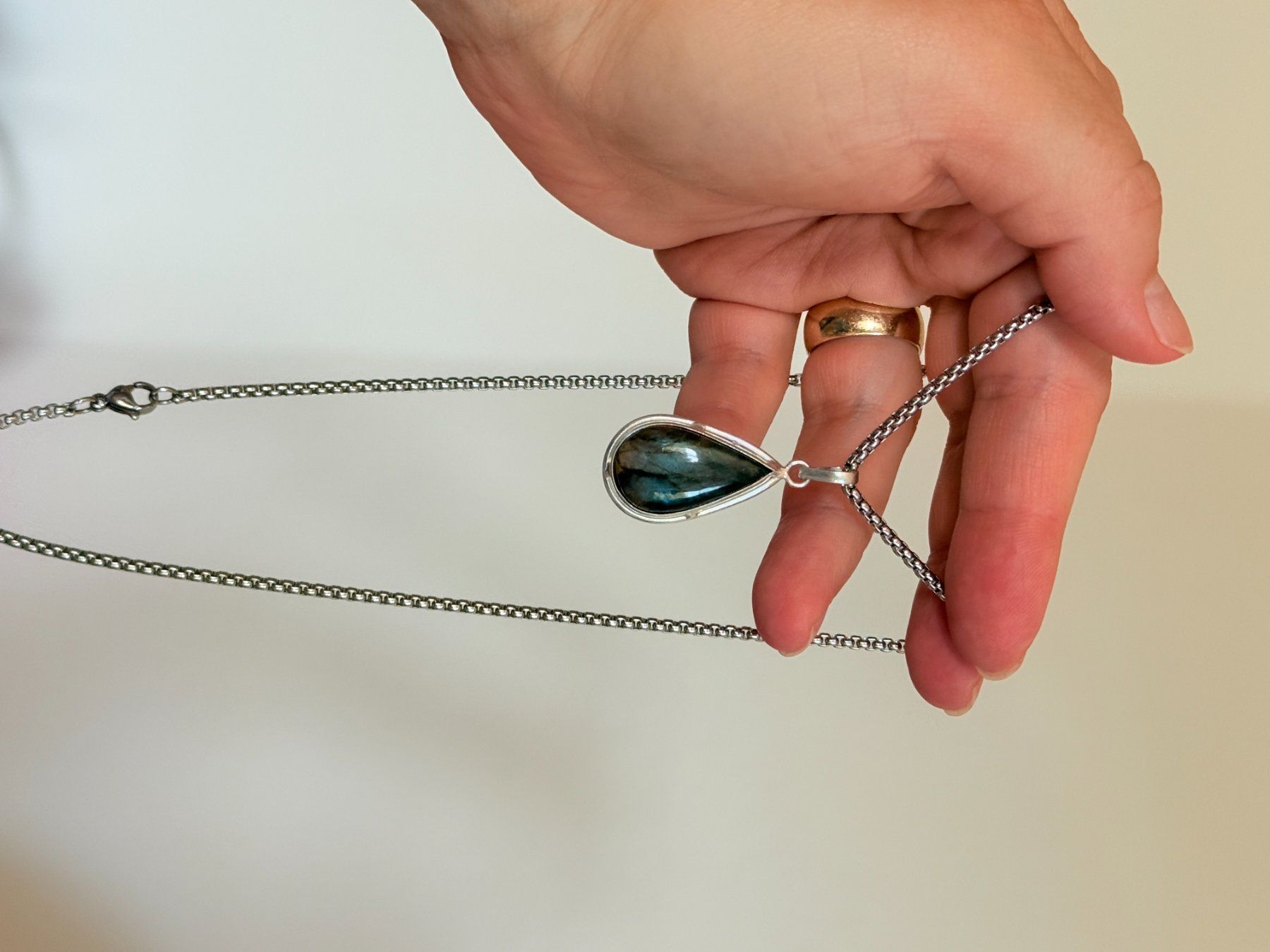 Catenine: Pendentif Labradorite forme goutte neuf – Nuovo e nell'imballaggio originale da Genève venduto da AGBERG 4