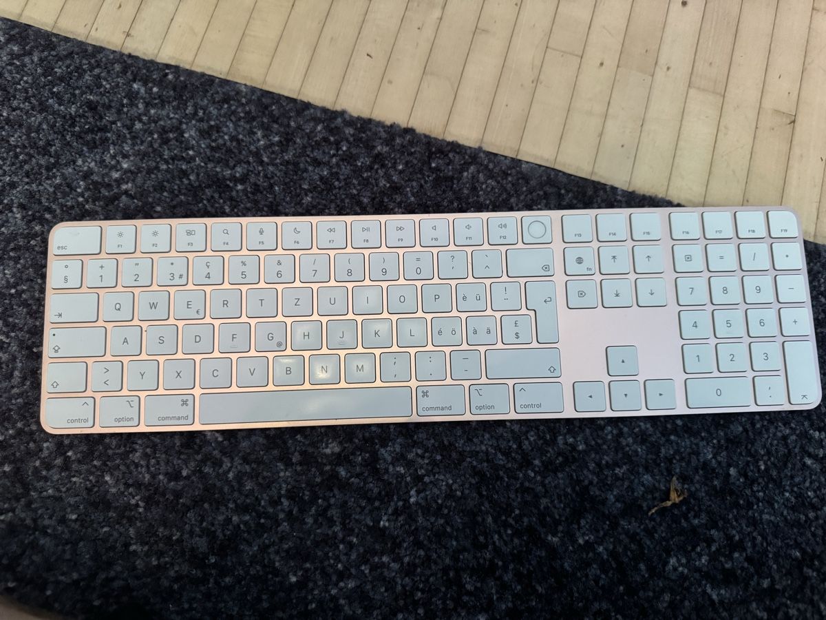 Apple Tastiere: Apple Magic Keyboard mit Touch ID und Ziffernblock – Usato da Adliswil venduto da Busys