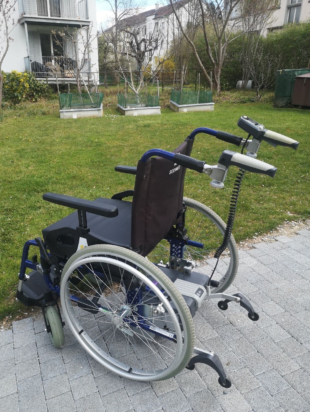 Chaises roulantes: Handrollstuhl mit Schiebehilfe – D'occasion à Zürich par tze_28df 5