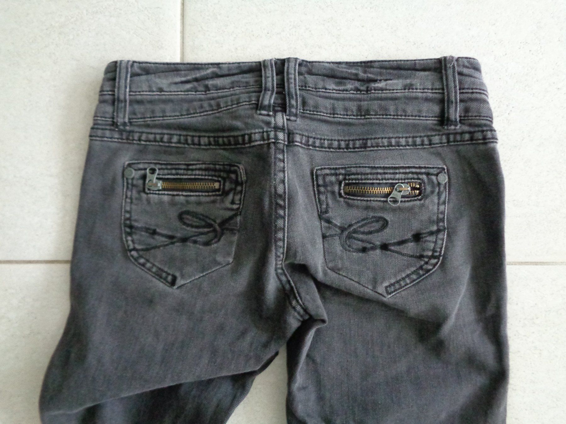 Esprit Jeans: ESPRIT JEANS GR.32 NEUWERTIG – Usato da Rotkreuz venduto da Samballi 2