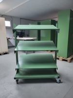 Rollbares Erni Industrieregal mit Schrägtablaren