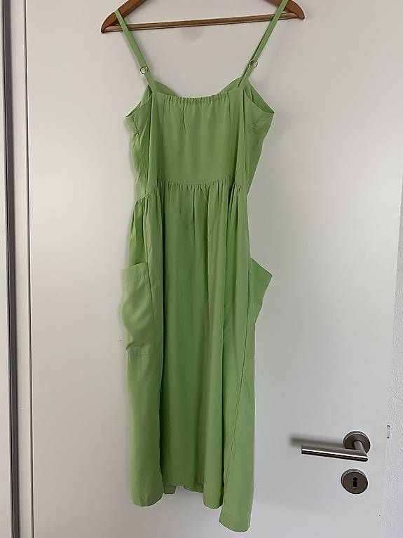 Kleider: Knielanges Kleid hellgrün / pistazie – Gebraucht aus Zürich von sinka 1