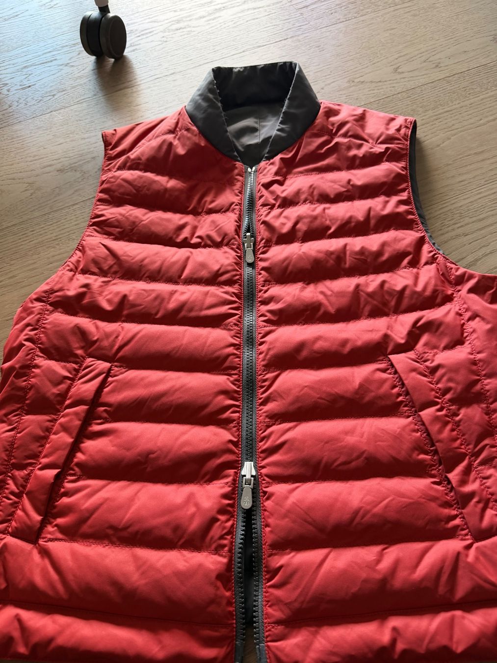 Brunello Cucinelli Gilet & Giacche: Brunello Cucinelli Herren Wend-Steppweste Grau/Rot – Usato da Oberwil b. Zug venduto da hallihallo12 3