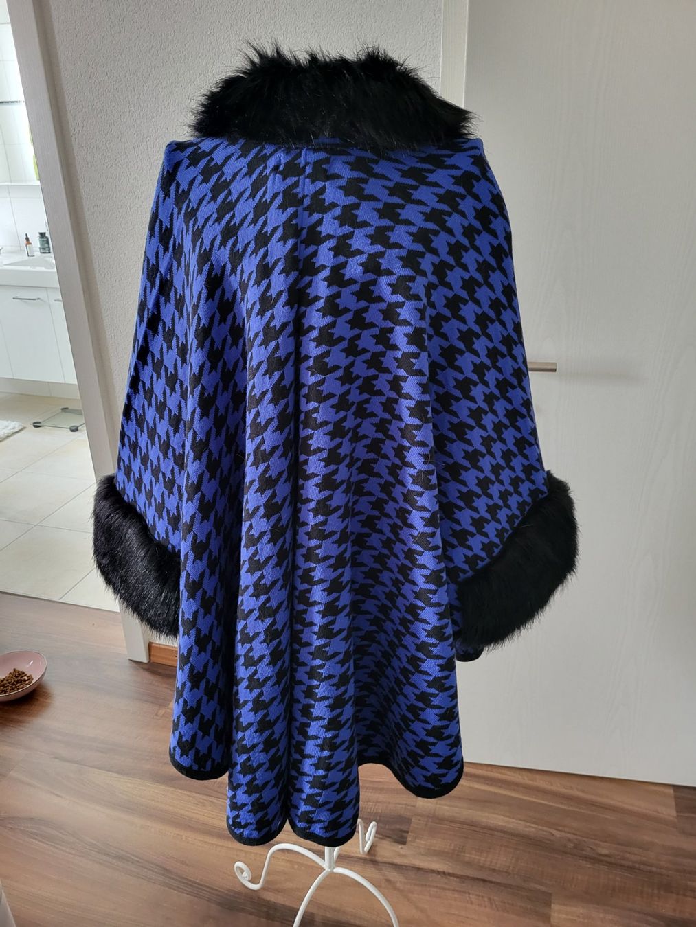Altro in Moda donna: Alfredo Pauly  Cape  blau oder rot – Nuovo (secondo la descrizione) da Eschenbach SG venduto da Mr.PP-Green 1