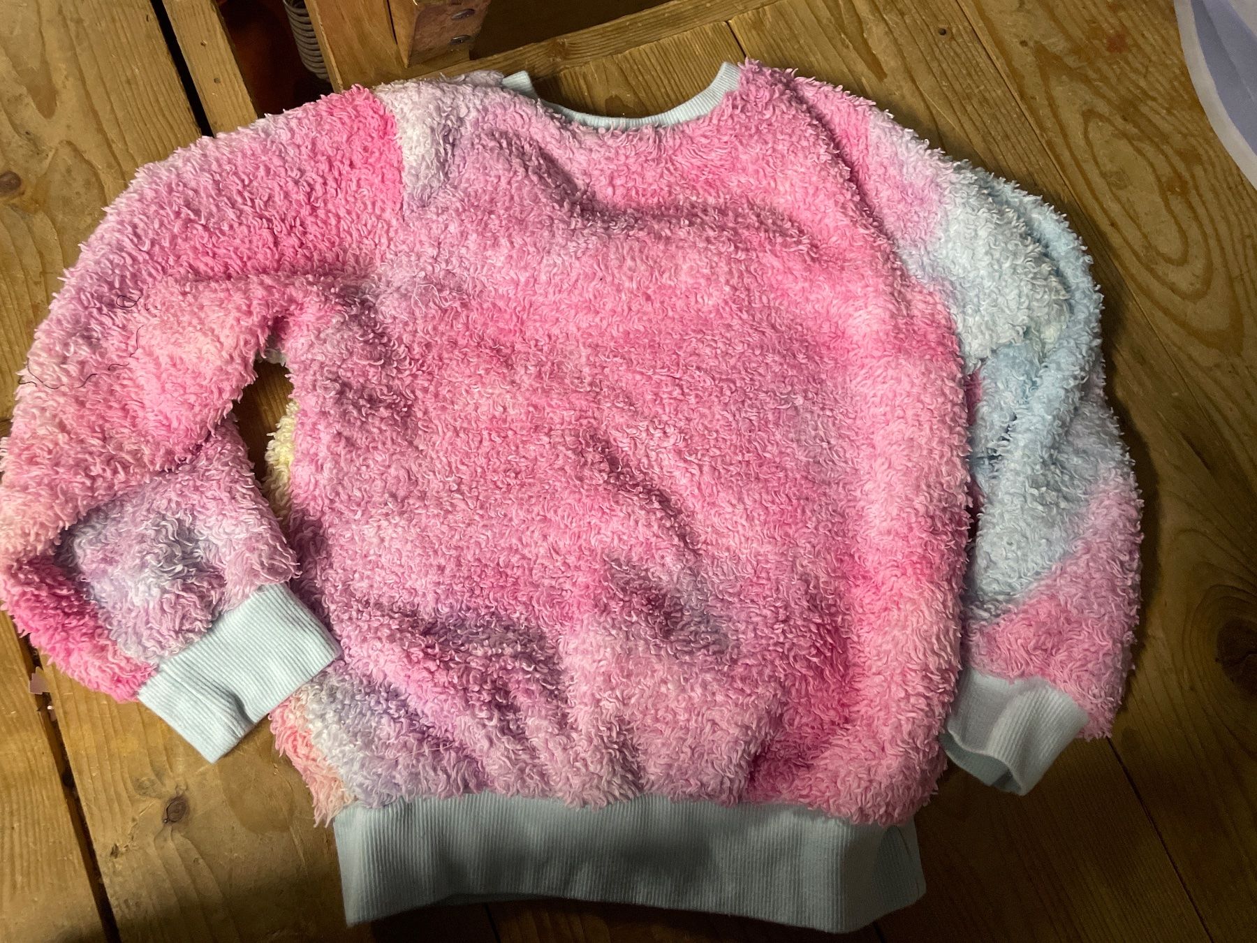 Maglioni & Felpe: Mädchen Regenbogen Pullover 122 Plüsch – Usato da Bergdietikon venduto da antovale