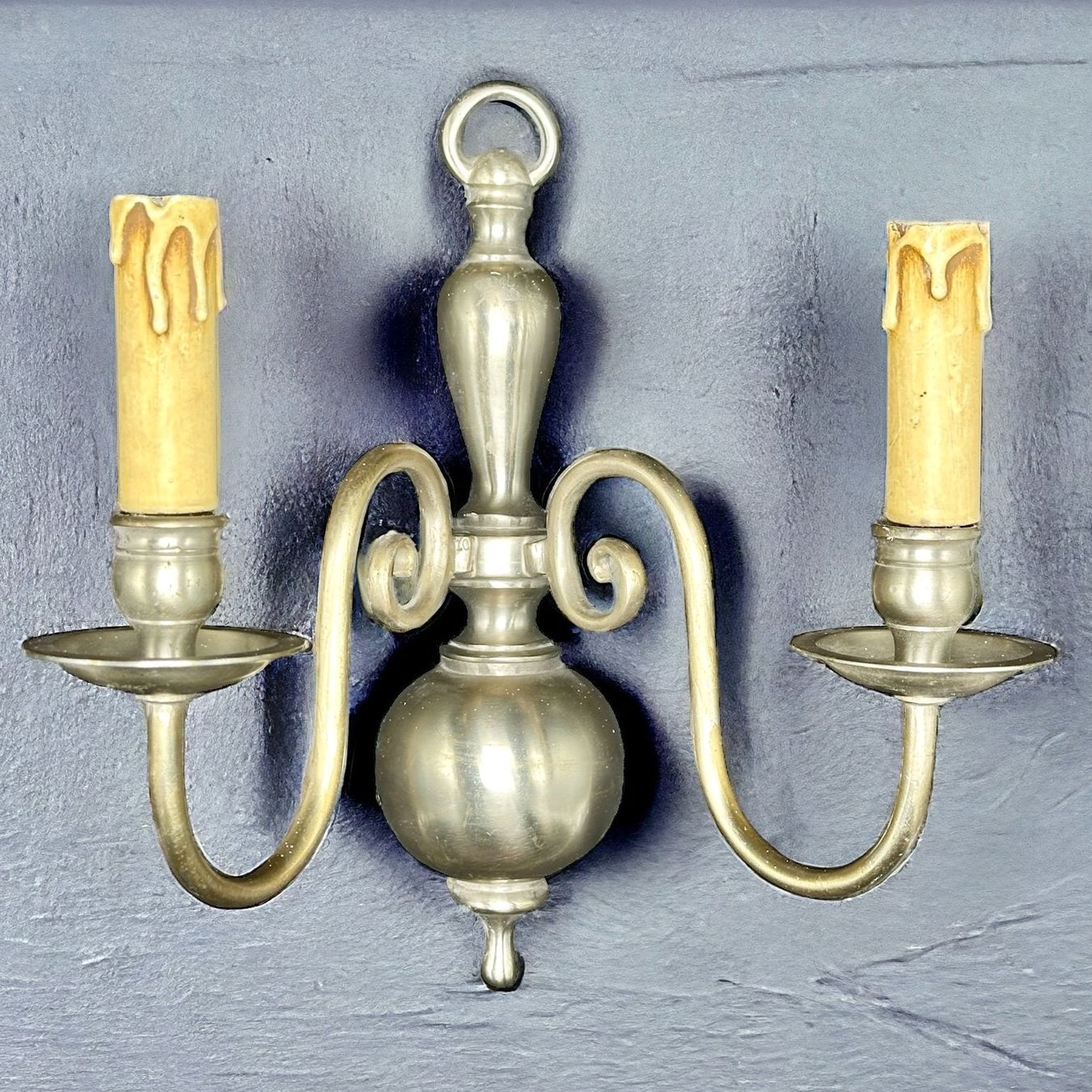 Lampade: Ancienne applique murale Fleur-de-lis double bronze chromé – Usato da Morges venduto da Auct