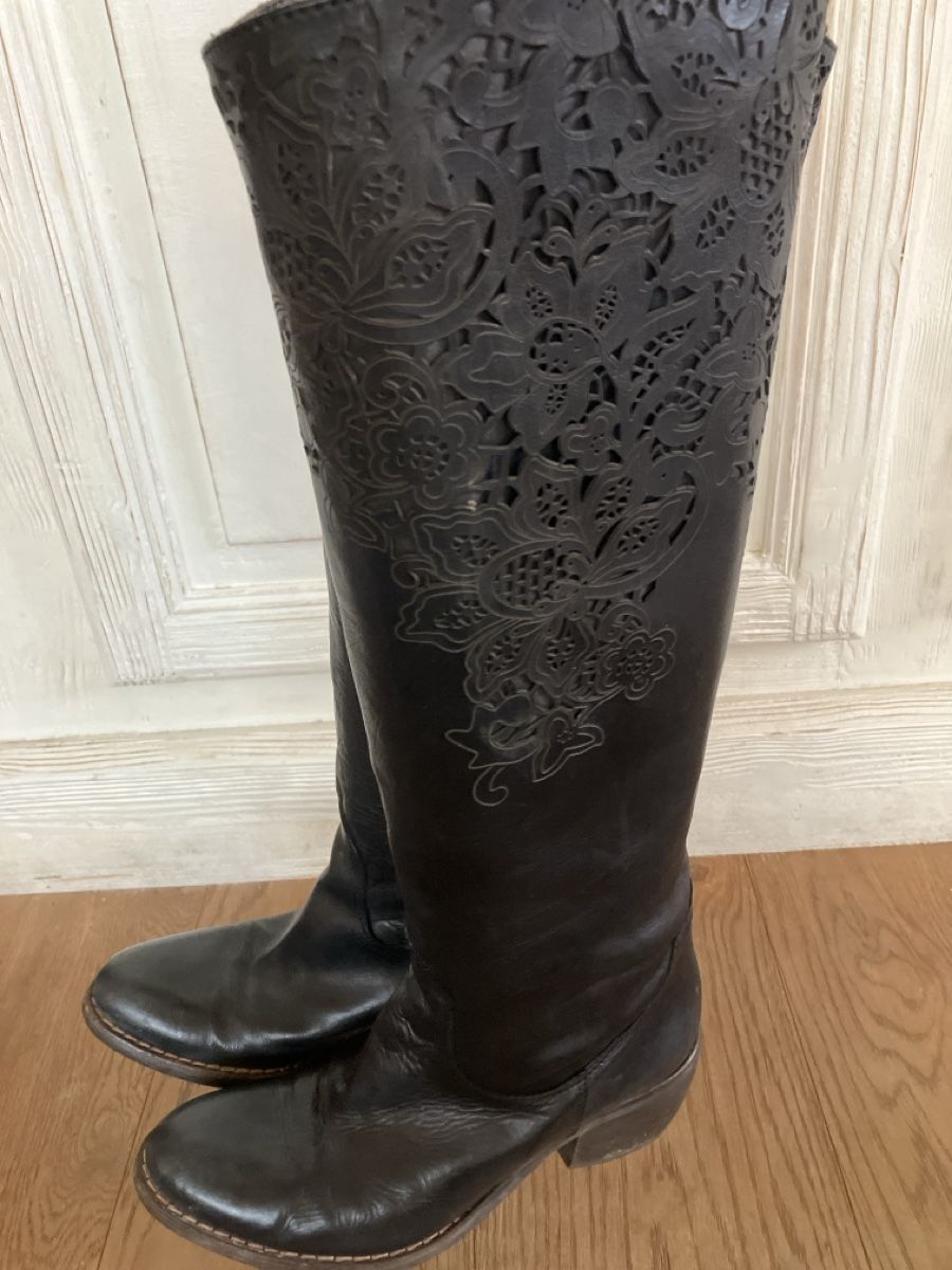 Scarpe da donna: Schwarze Lederstiefel mit tollem Muster, Grösse 38/39 – Usato da Muralto venduto da jac_hkz5 5