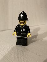 LEGO-Minifigur ist der Constable aus der Serie 11