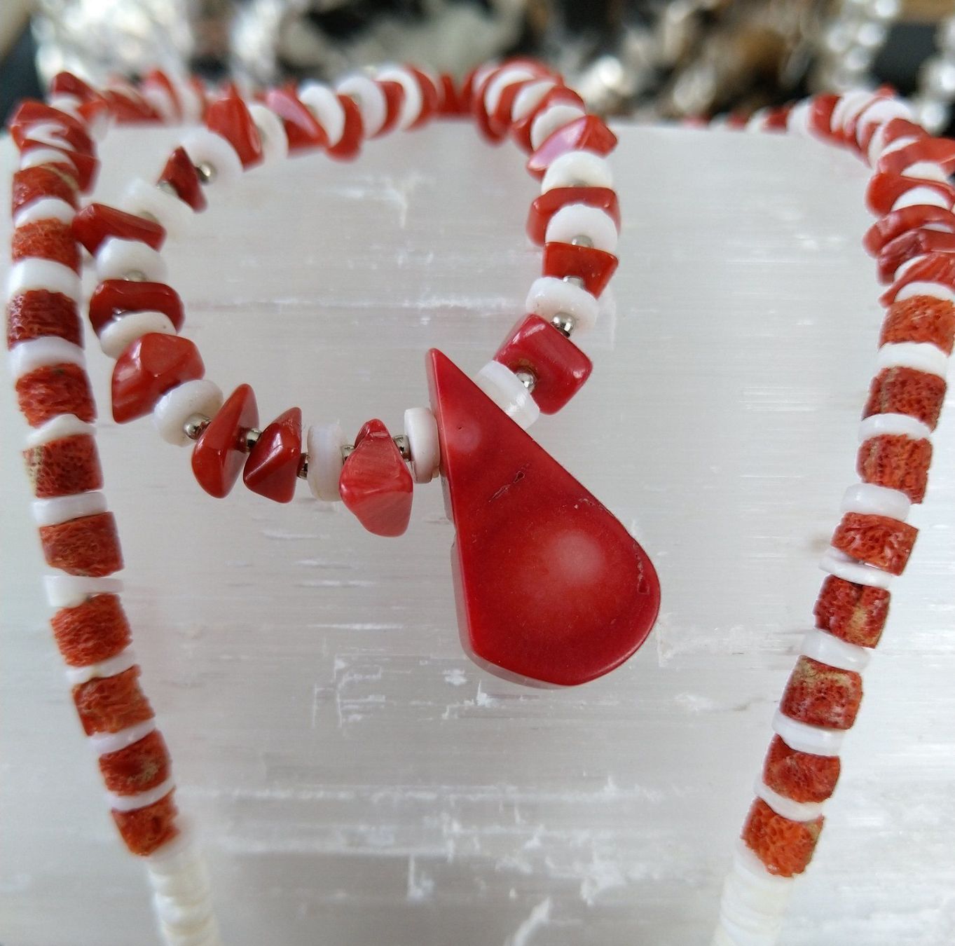 Catenine: KORALLEN KETTE WEISS UND ROT – Usato da Romanshorn venduto da BoutiqueA