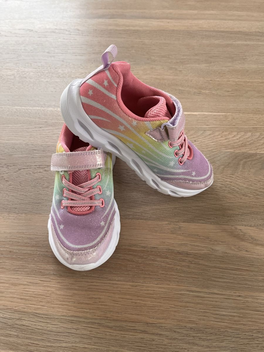 Chaussures garçon: Turnschuhe mit Leuchteffekt - Grösse 29 – D'occasion à Tagelswangen par PhilipH01