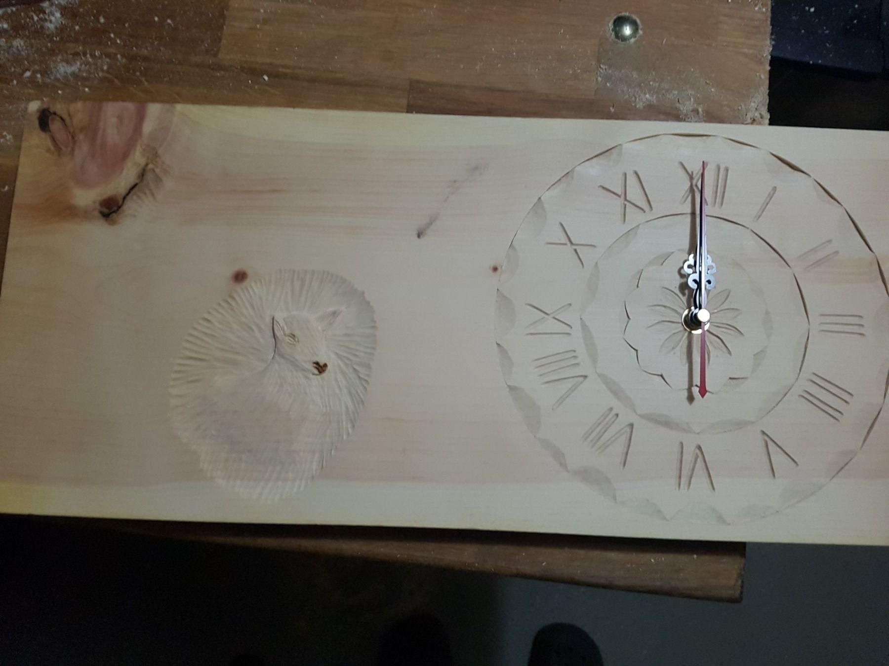 Orologi da terra & Orologi da parete: Geschnitzte uhr arve – Nuovo (secondo la descrizione) da Siebnen venduto da Holzwork75
