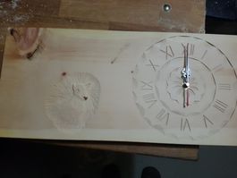 Geschnitzte uhr arve