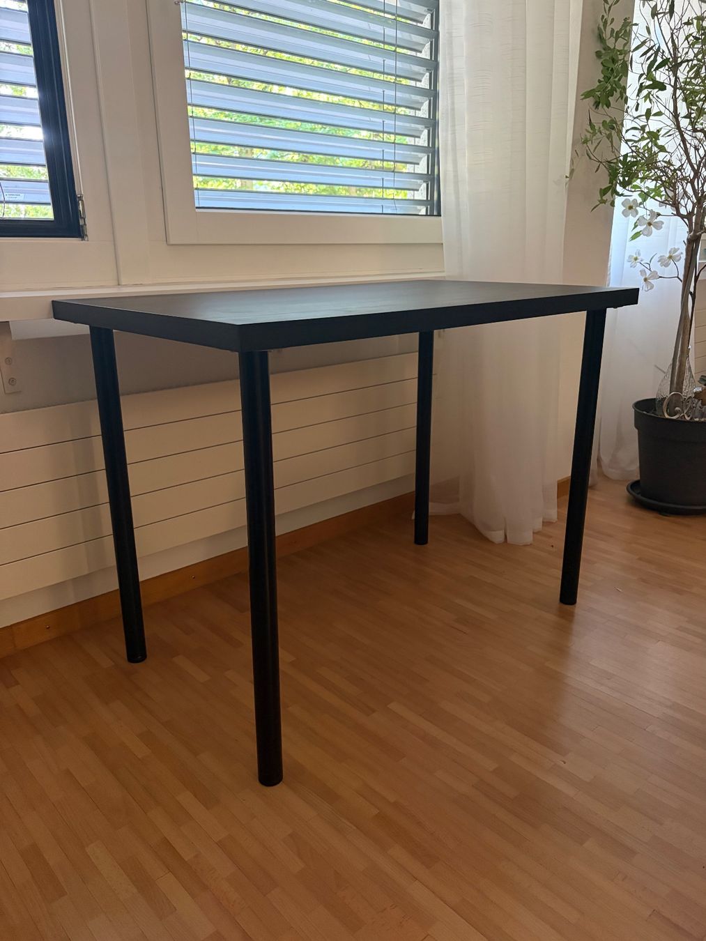 Ikea Bureaux: Schwarzer Tisch – D'occasion à Basel par berenice.roch 2
