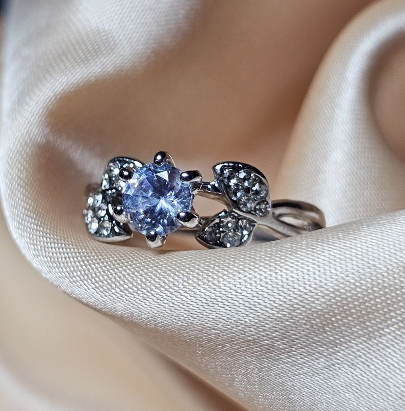 Ringe: Stilvoller Ring mit Zirkonia, 925 versilbert, Gr. 8 – Neu (gemäss Beschreibung) aus Grenchen von maretop 1