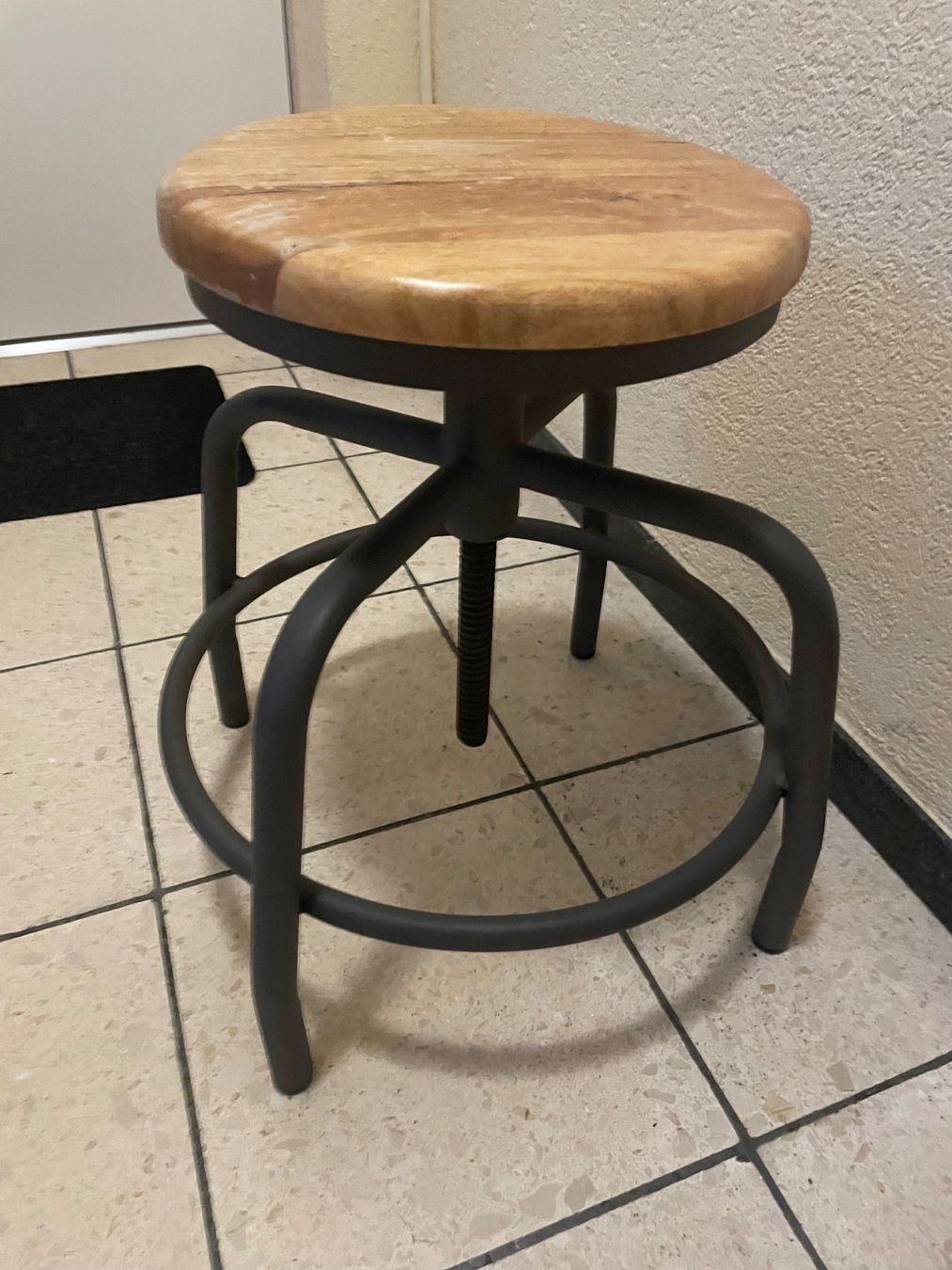 Tabourets: Retro Fabrik Hocker höhenverstellbar – D'occasion à Dübendorf par rocki07