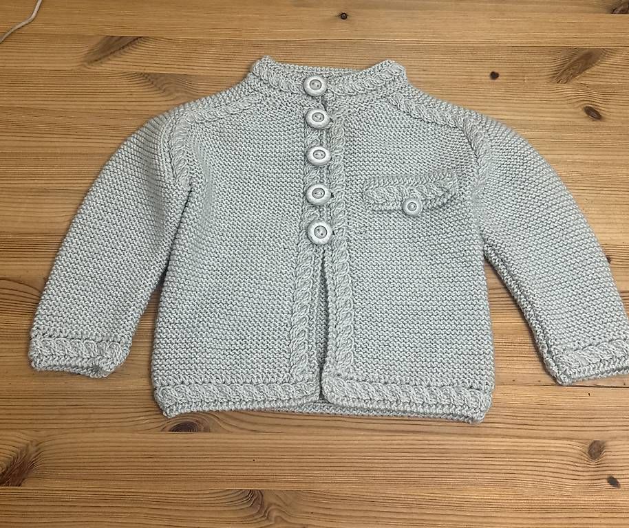 Giacche & Cappotti:  Handgestrickte Kinder-Strickjacke mit Zopfmuster – Nuovo e nell'imballaggio originale da Wollerau venduto da ALPERA