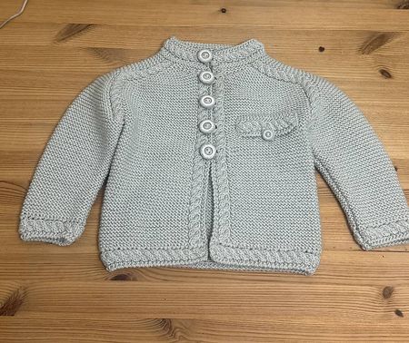  Handgestrickte Kinder-Strickjacke mit Zopfmuster