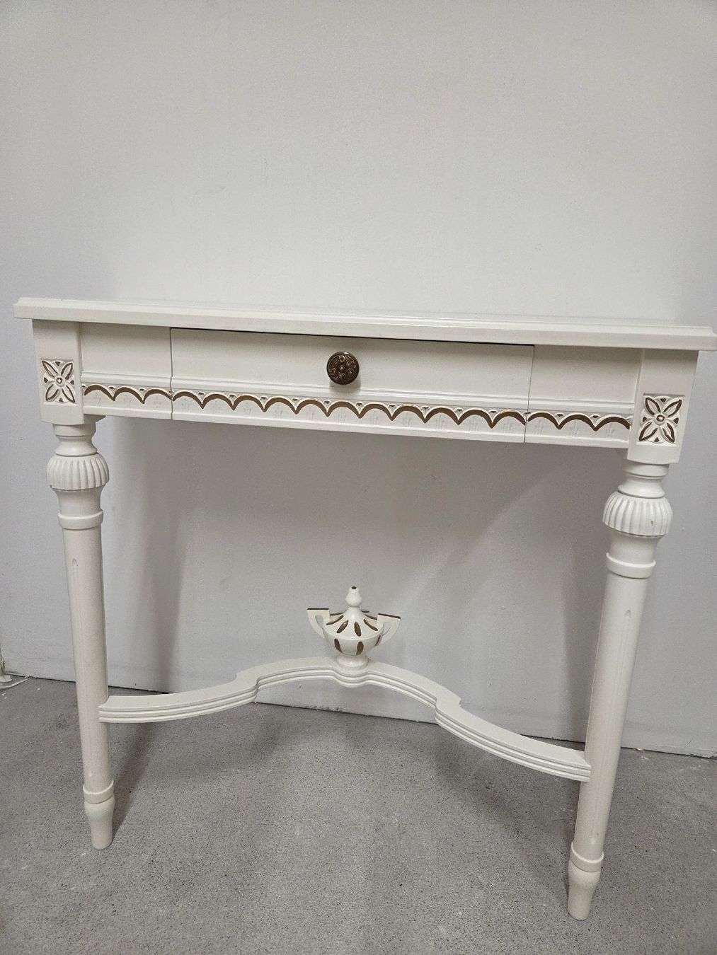 Specchi: Scandinavian Vintage Cream Console Table with Mirror – Usato da Horgen venduto da Hunninko 1