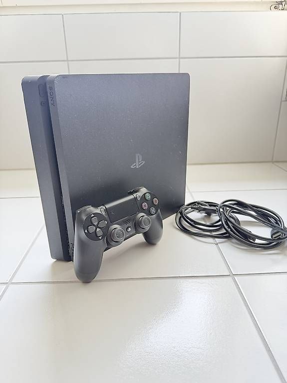 Sony Console: PS4 Slim Konsole – Usato da St. Gallen venduto da kev_6dm5