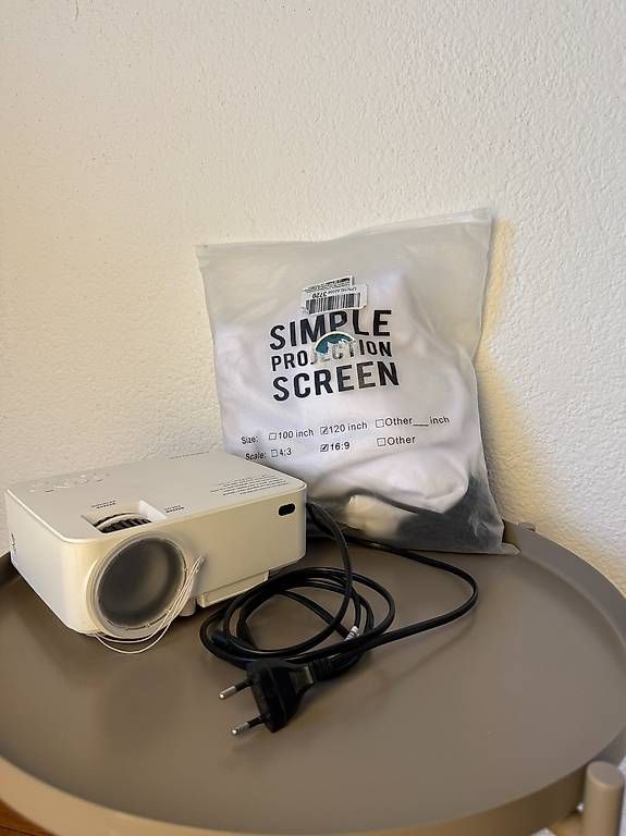 Vidéoprojecteurs: Beamer inkl. Leinwand – D'occasion à Zürich par max_z2l2