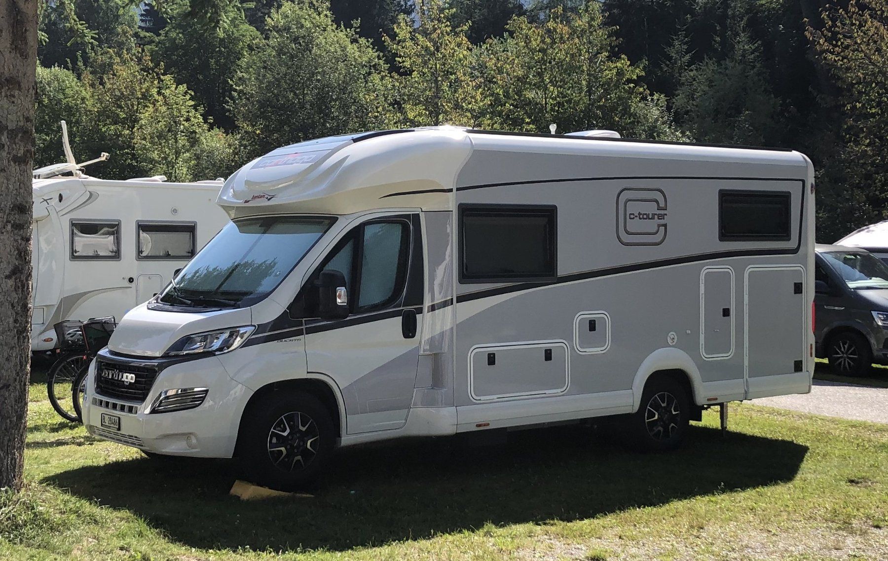 Carthago Veicoli da campeggio: Wohnmobil Carthago c - tourer T 143 LE – Usato da Füllinsdorf venduto da Kater46