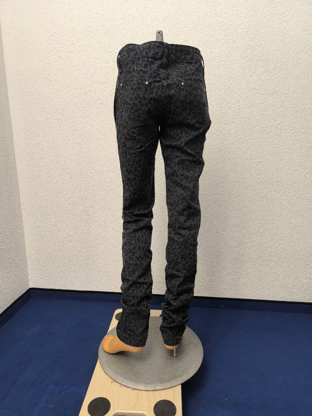 Pantaloni: Hosen mit Leoparden Muster  - Gothic, Punk, Emo – Usato da Fischbach LU venduto da BuBri 1