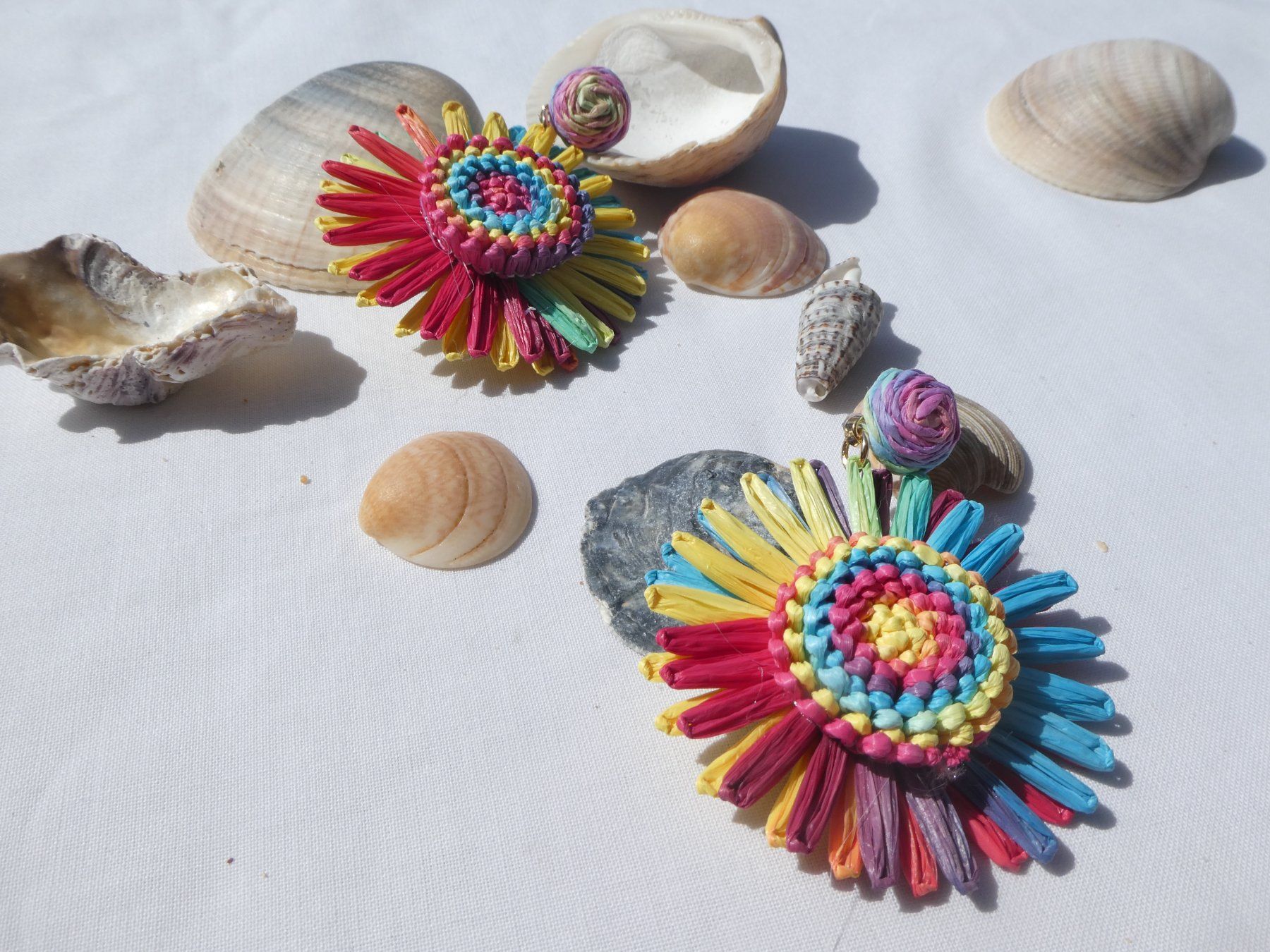 Orecchini pendenti & Orecchini a lobo: Grosse Raffia-Blumen-Ohrstecker, Modeschmuck / NEU – Nuovo (secondo la descrizione) da Gattikon venduto da kaandooh 1