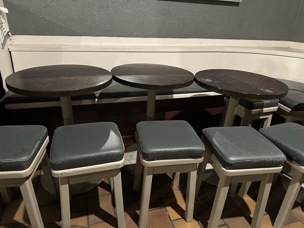 Tabourets: 22 massive Hocker und 6 massive Tische – D'occasion à Amriswil par chilizorro 2