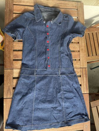 Unikat Jeanskleid Gr. 152/158 rote Knöpfe Stretch
